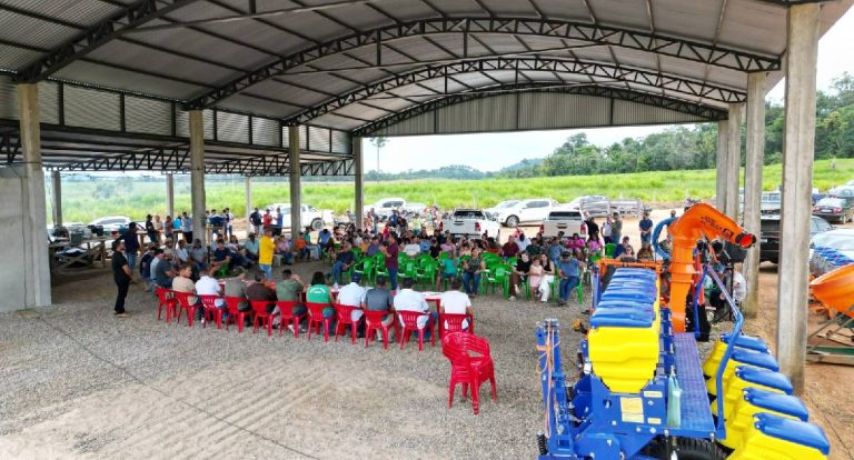 Pedro Fernandes entrega implementos agrícolas a produtores em Monte Negro