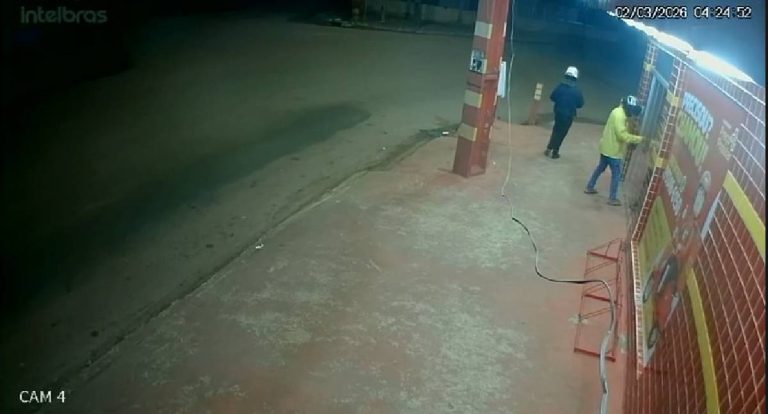 Vídeo: Bandidos arrombam farmácia e roubam R$ 3,5 mil na zona leste