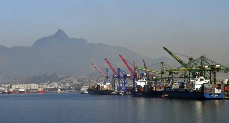 Balança comercial registra 4º melhor fevereiro da história com salto no petróleo