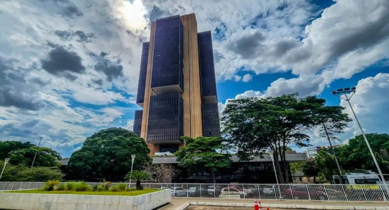 Banco Central realiza primeiro corte na taxa Selic em quase dois anos