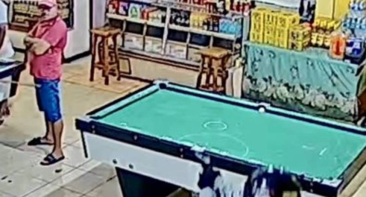 Câmeras registram execução a tiros em bar no centro