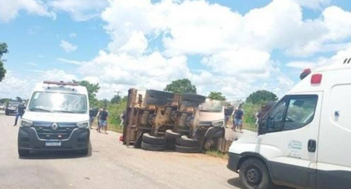 Caminhão com carga pesada tomba na RO-383 próximo ao acesso de Alto Alegre