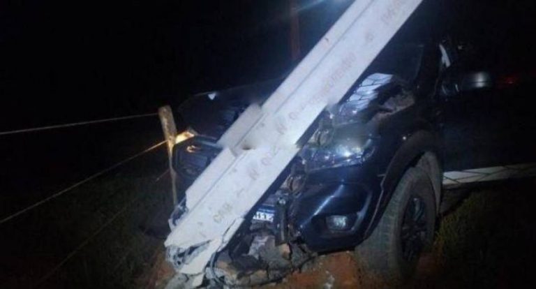 Caminhonete Ford Ranger colide contra poste em Alta Floresta d’Oeste