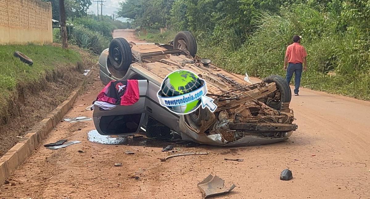 Carro capota e ocupantes fogem deixando chave de veículo roubado dentro
