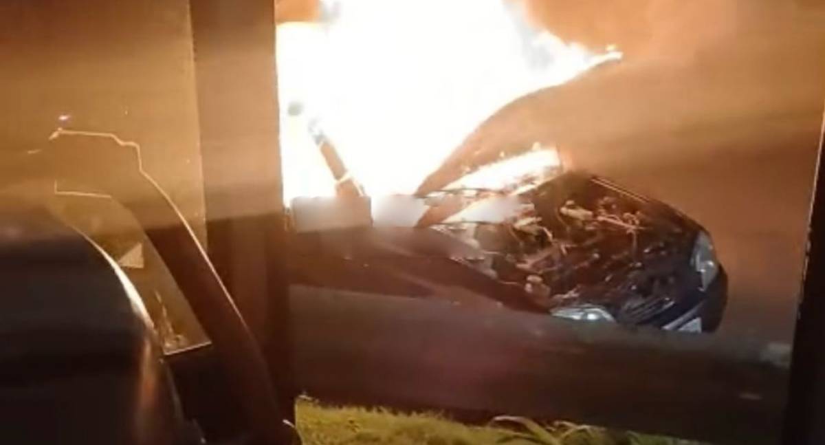 Carro é destruído por incêndio durante a madrugada em RO