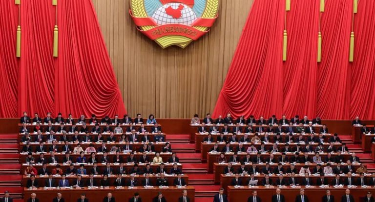 China define meta de crescimento econômico entre 4,5% e 5% para 2026