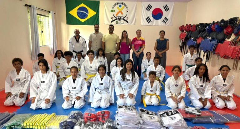 Cláudia de Jesus entrega kimonos ao projeto Sonho Meu