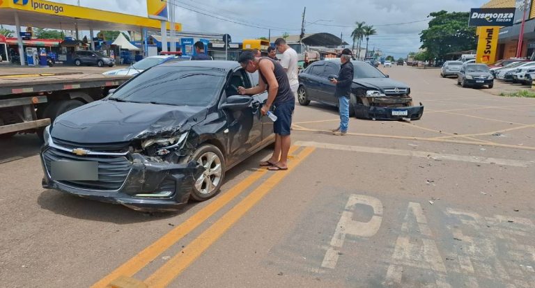 Colisão entre Astra e Onix deixa ferida no bairro Nossa Senhora das Graças