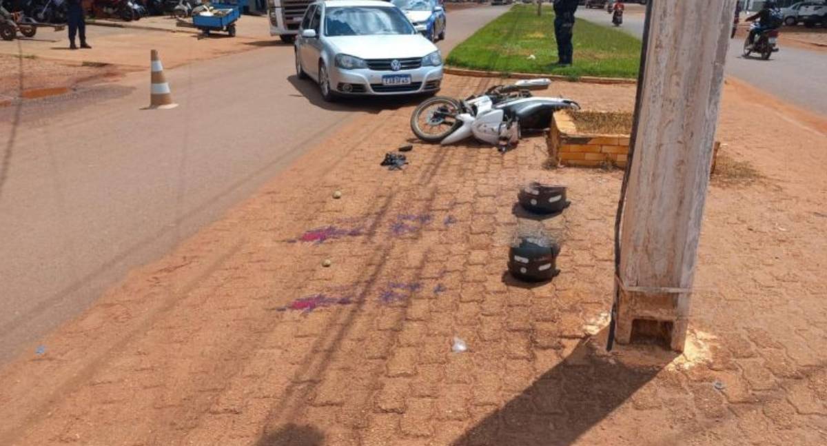 Colisão entre carro e moto deixa motociclista ferido em RO