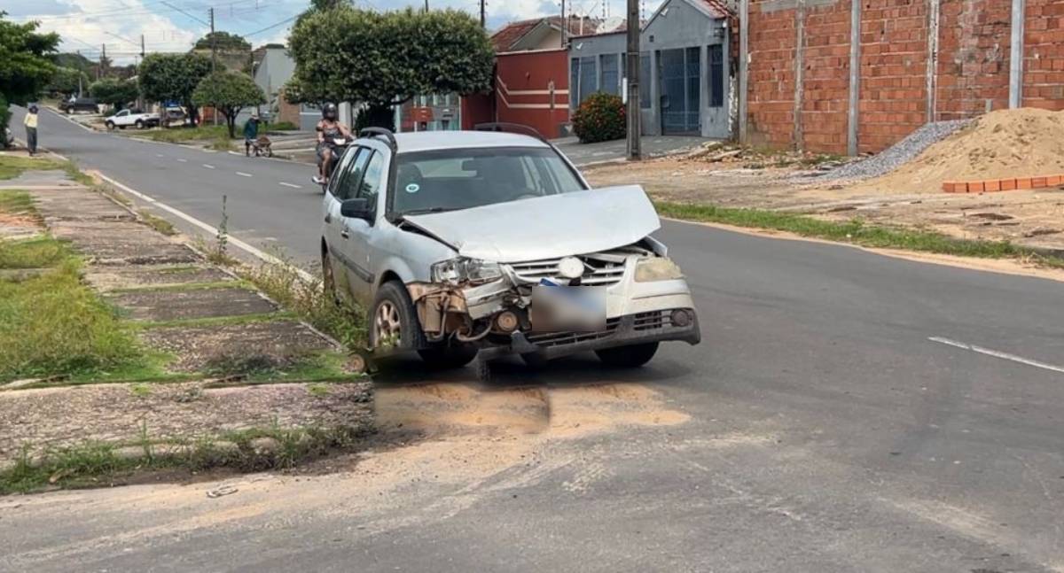 Crianças ficam feridas após condutor avançar preferencial e causar colisão em RO