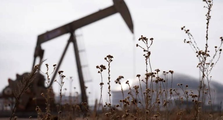 Crise energética global: países liberam volume recorde de petróleo após bloqueio no Irã