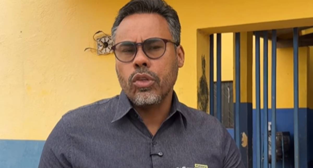 Dr. Santana cobra entrega de kits escolares na Escola Senador Darcy Ribeiro