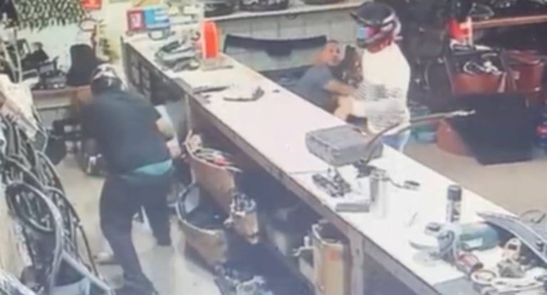 Dupla armada assalta loja de autopeças e atira durante fuga em Porto Velho