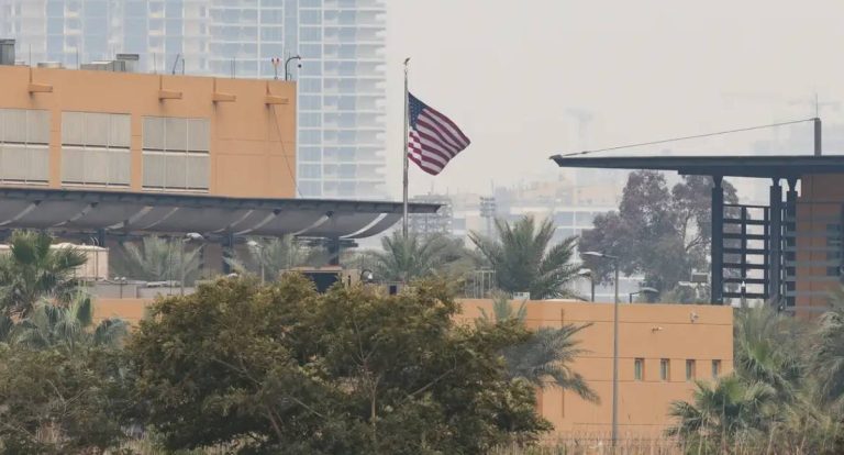 Embaixada dos EUA no Iraque é atingida por míssil em escalada de tensões