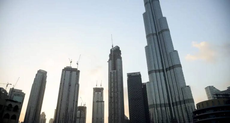 Emirados Árabes Unidos fecham espaço aéreo após ameaças do Irã