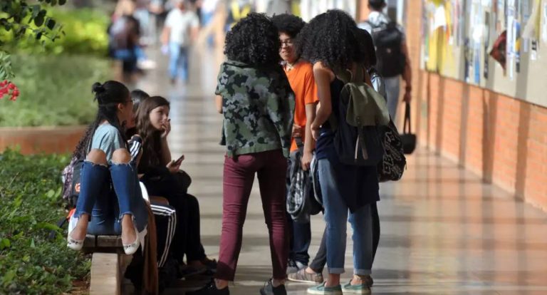 Ensino a distância supera o presencial e matrículas batem recorde no Brasil