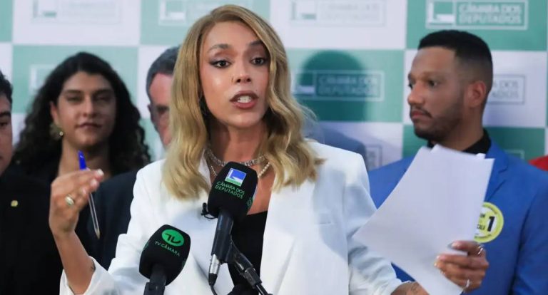 Erika Hilton processa Ratinho e SBT por transfobia e pede R$ 10 milhões em indenização