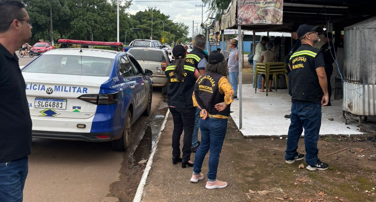 Estruturas de comércio ambulante irregular são retiradas na zona Leste