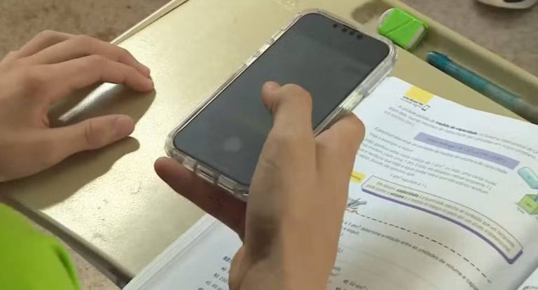 Estudo aponta que adolescentes passam até um terço das aulas no celular