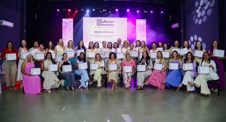 Eyder Brasil homenageia mulheres em Ariquemes durante o evento Mulheres Relevantes
