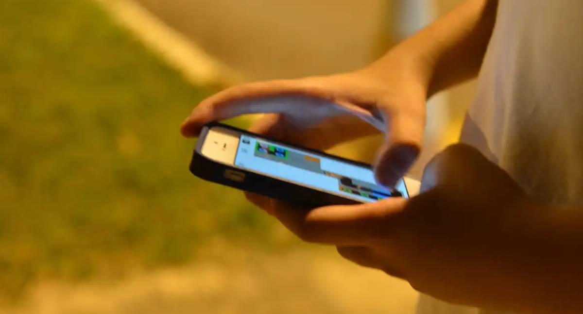 Governo proíbe rolagem infinita e autoplay para crianças e adolescentes em redes sociais