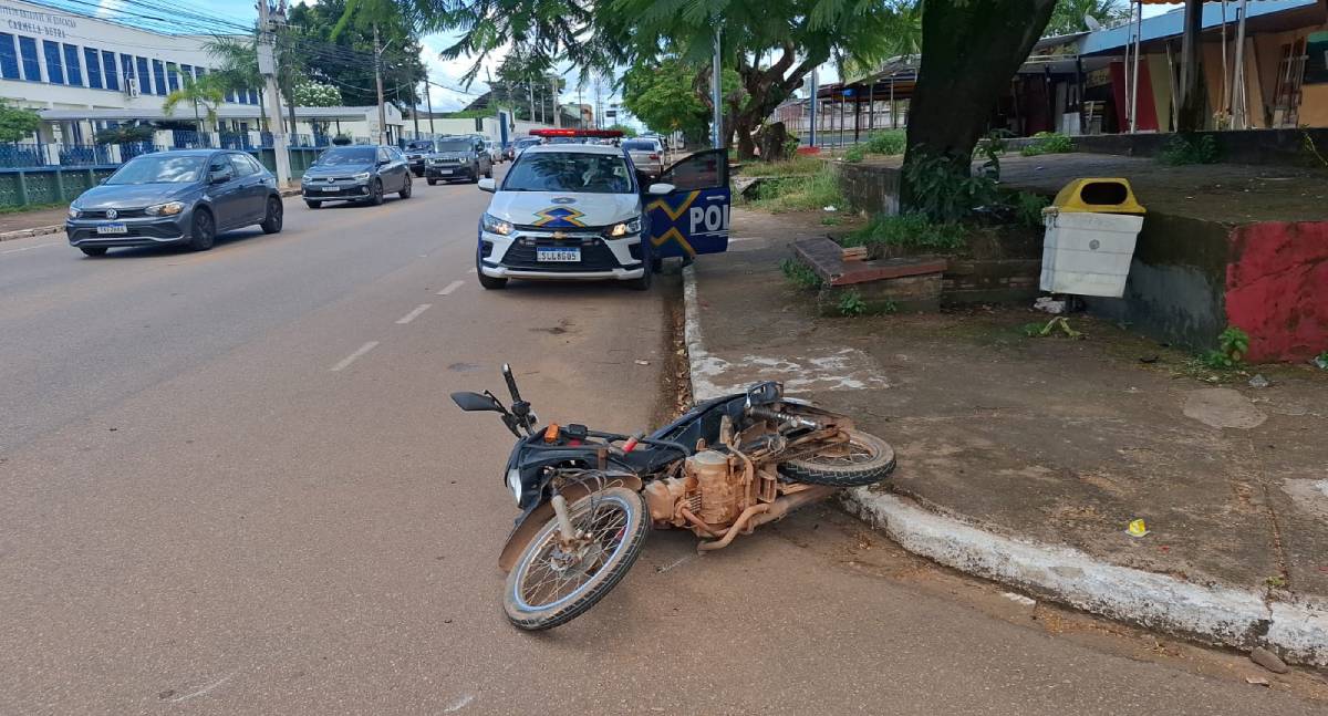 Grave acidente entre BMW e motocicleta deixa motociclista desacordada na região central