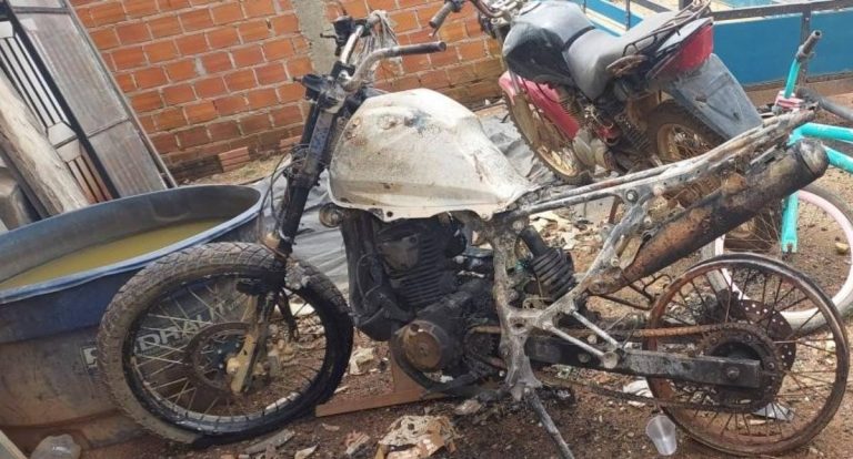 Homem tenta matar a irmã e incendeia motocicleta em distrito de Jaru