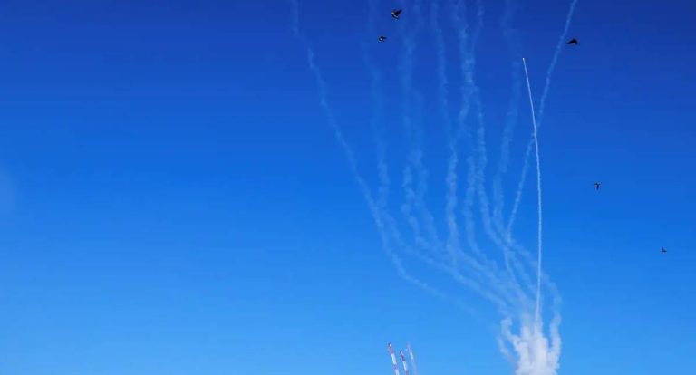 Irã ataca bases e navios mesmo sob bombardeios intensos na região