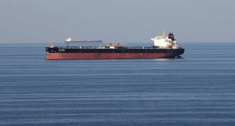 Irã autoriza trânsito de navios "não hostis" pelo Estreito de Ormuz