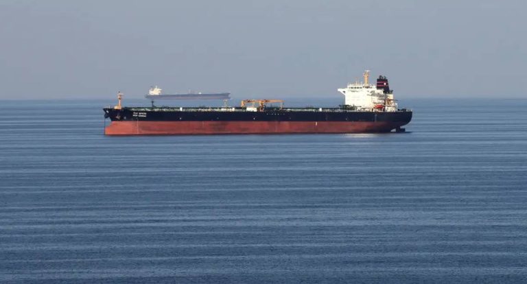 Irã declara fechamento do Estreito de Ormuz e ameaça atacar navios