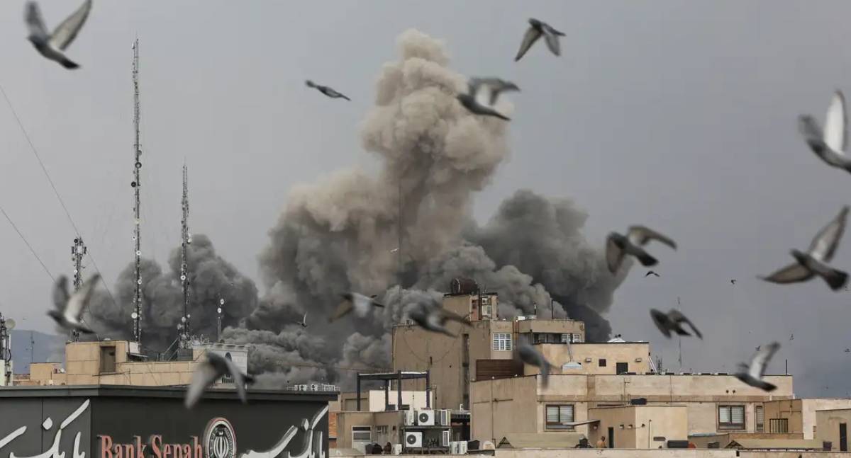 Irã resiste a bombardeios e assume iniciativa em nova fase do conflito