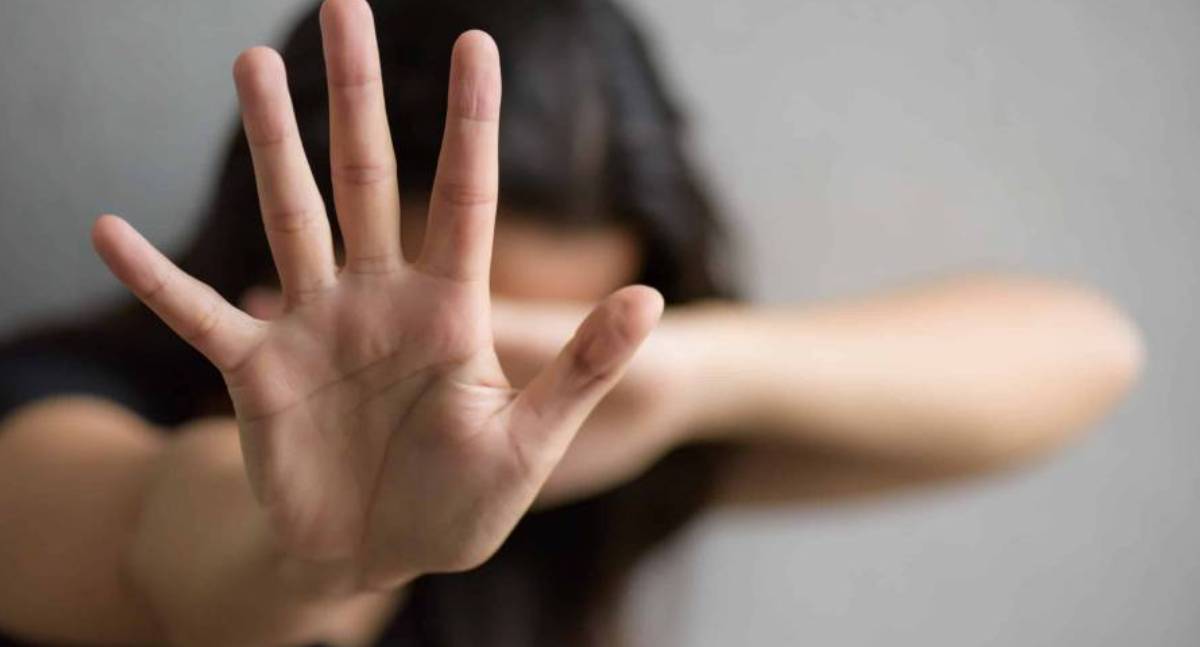 Jovem de 19 anos escapa de tentativa de estupro após ser trancada em carro em RO