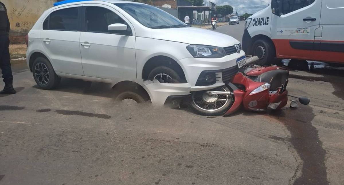 Motociclista avança preferencial e fica ferida após colisão com carro em cruzamento