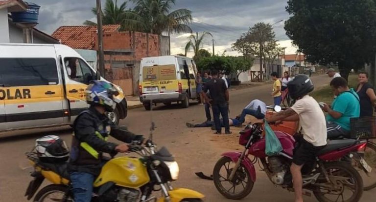 Motociclista de 22 anos é transferido em estado grave após colisão com van escolar em RO