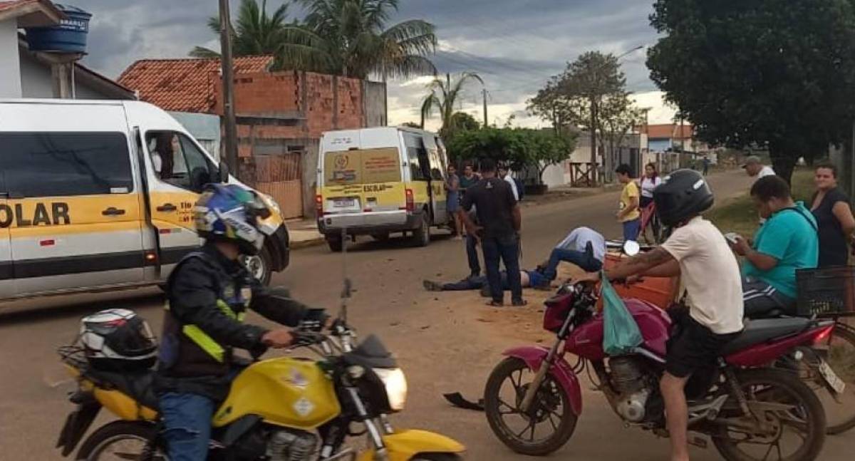 Motociclista de 22 anos é transferido em estado grave após colisão com van escolar em RO