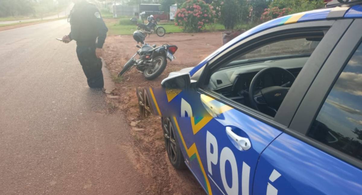 Motociclista fica ferido após colisão traseira com caminhonete em RO