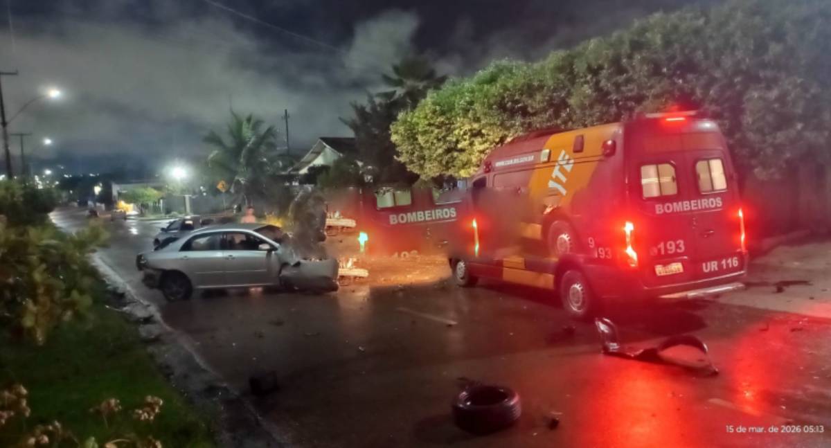 Motorista fica gravemente ferido após colisão contra muro e carro estacionado em RO