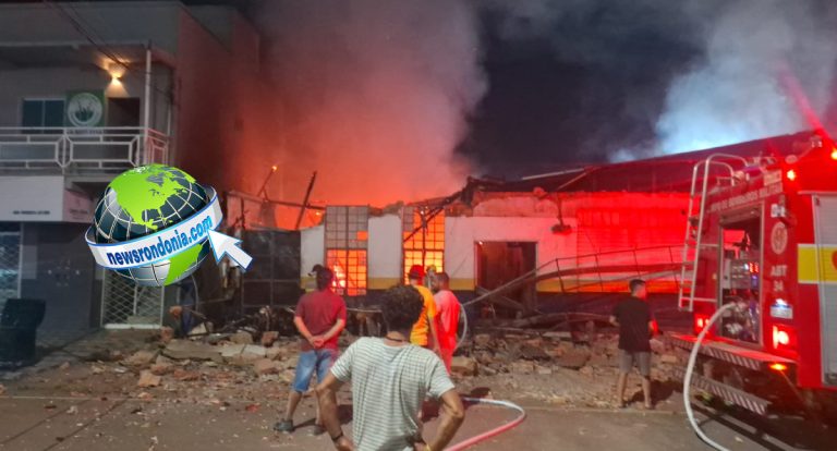Oficina de motos é completamente destruída por incêndio na Rua Getúlio Vargas