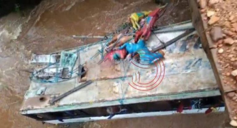 Ônibus que seguia para rodeio cai em rio após erro de trajeto em RO