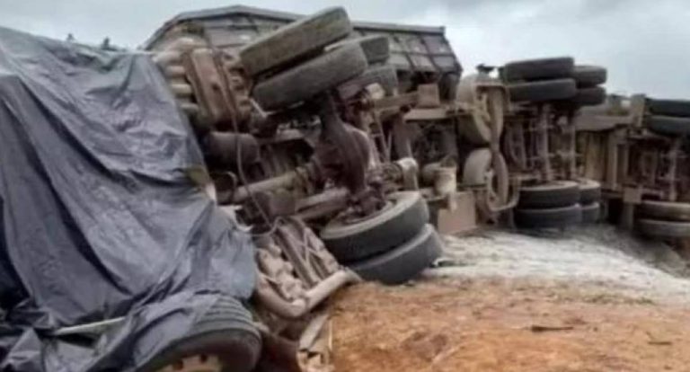 Pai morre e filho fica ferido após carreta tombar na BR-364 em Rondônia