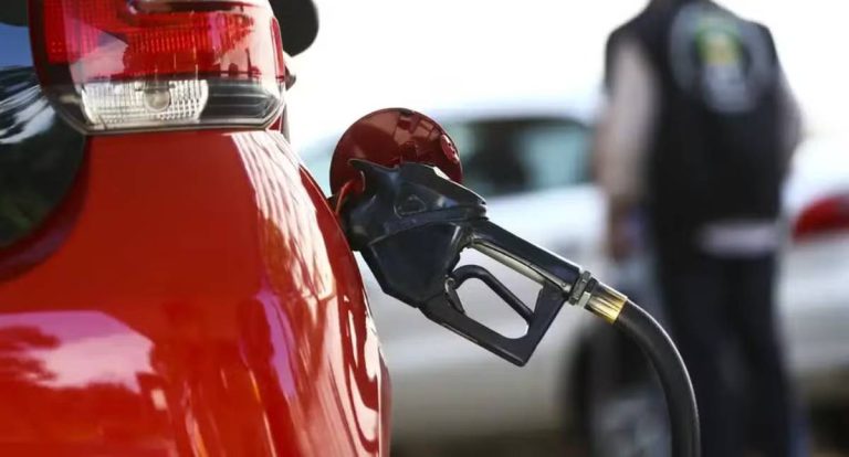 Petróleo passa de US$ 100 e acende alerta para combustíveis no Brasil