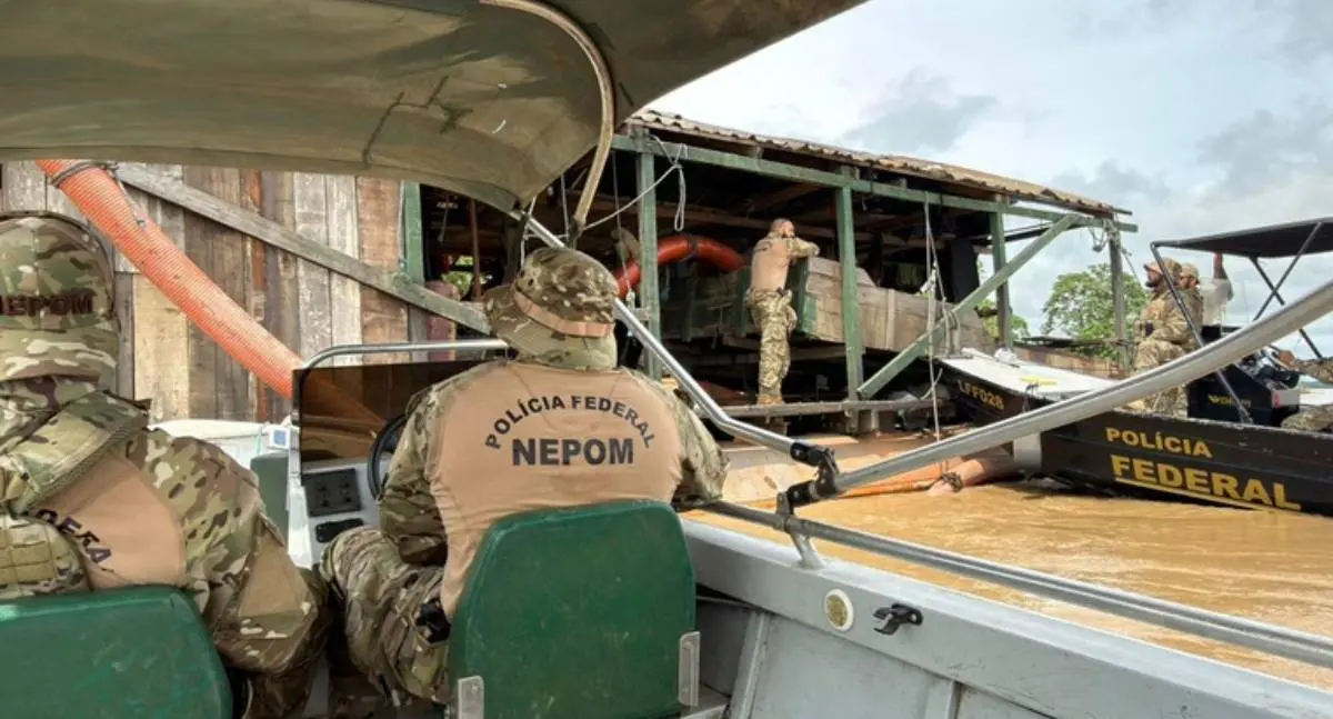 Polícia Federal destrói draga de garimpo ilegal no Rio Madeira