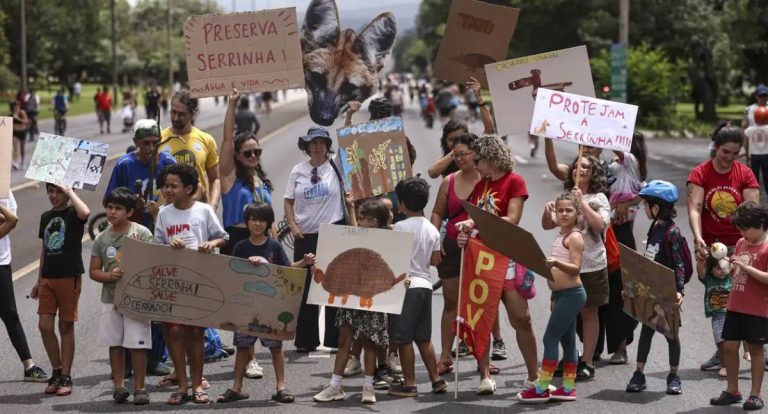 Protesto em Brasília exige retirada de área ambiental de socorro ao BRB