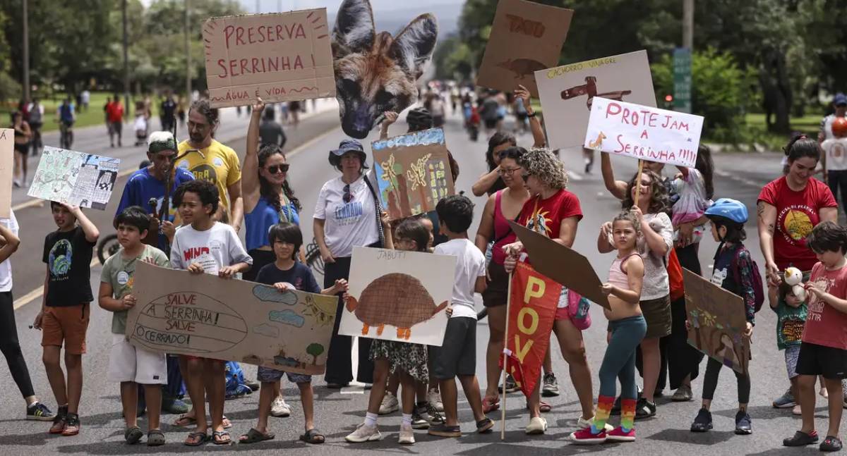 Protesto em Brasília exige retirada de área ambiental de socorro ao BRB