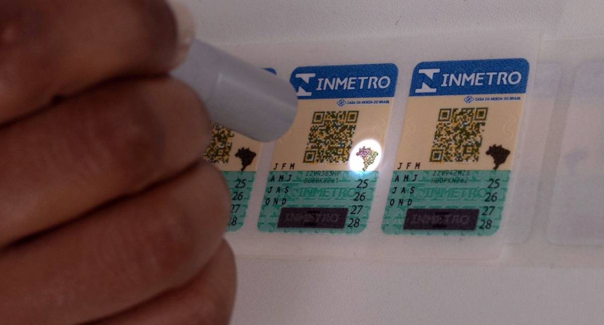 Selos antigos do Inmetro para capacetes, extintores e GNV perdem a validade em março