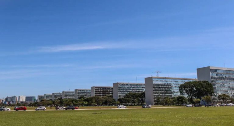 Senado aprova criação de 24 mil cargos e reestruturação no serviço público