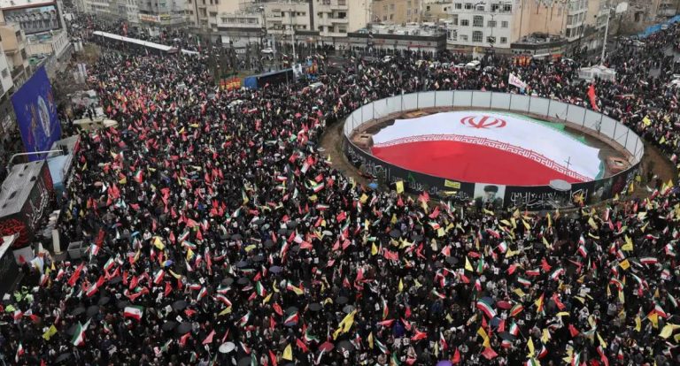 Sob bombas, multidões ocupam ruas do Irã em apoio à causa palestina