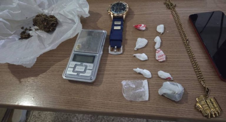 Suspeito é preso com drogas escondidas em capa de celular próximo a tabacaria em RO