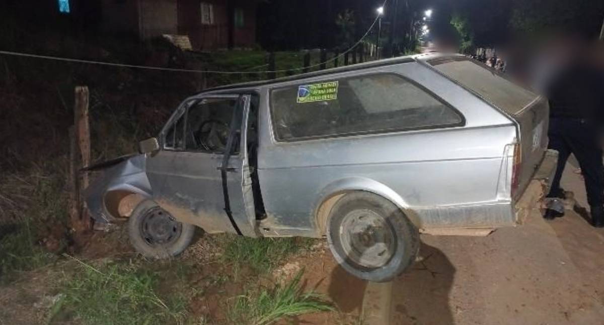 Veículo furtado de residência é abandonado com danos após colisão em RO