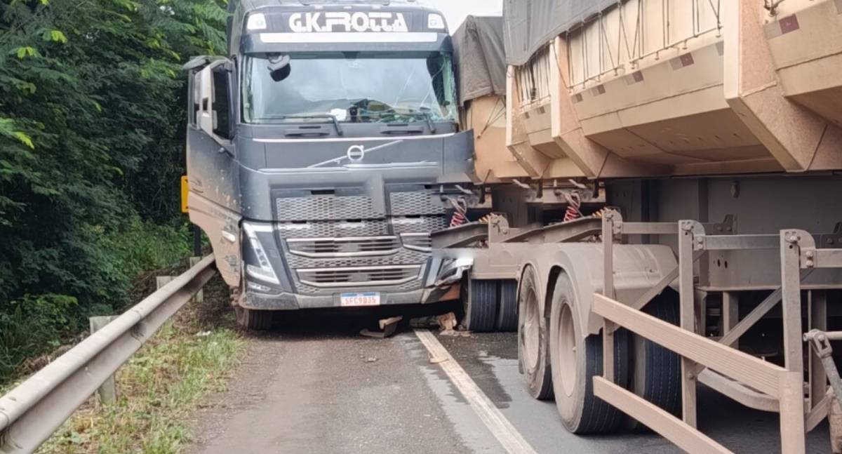 Carretas colidem na Curva da Morte na BR-364